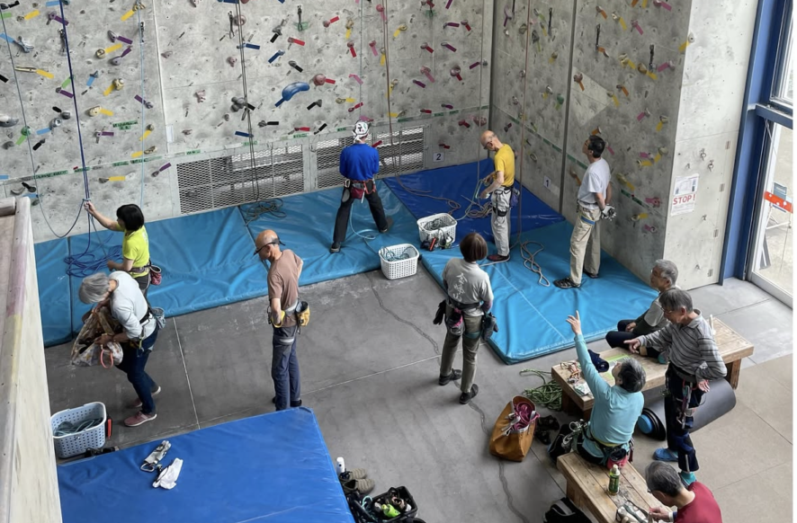 クライミングは生涯スポーツ。平日昼はシニアの憩いの時間です